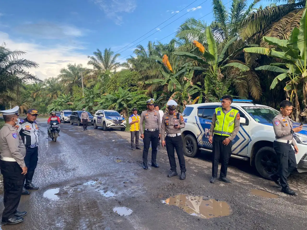 Polres Musirawas Bersama Ditlantas Polda Sumsel Lakukan Pengecekan Jalan Yang Rusak Dan Berlubang. 