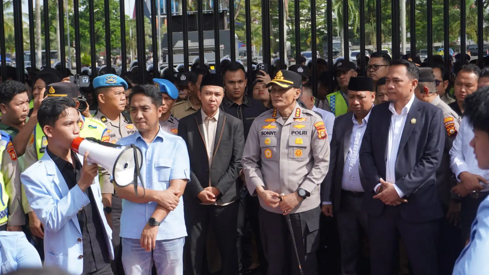 Dukung Demokrasi dan Stabilitas Nasional, Polrestabes Palembang Amankan Penyampaian Aspirasi Mahasiswa di DPRD Sumsel