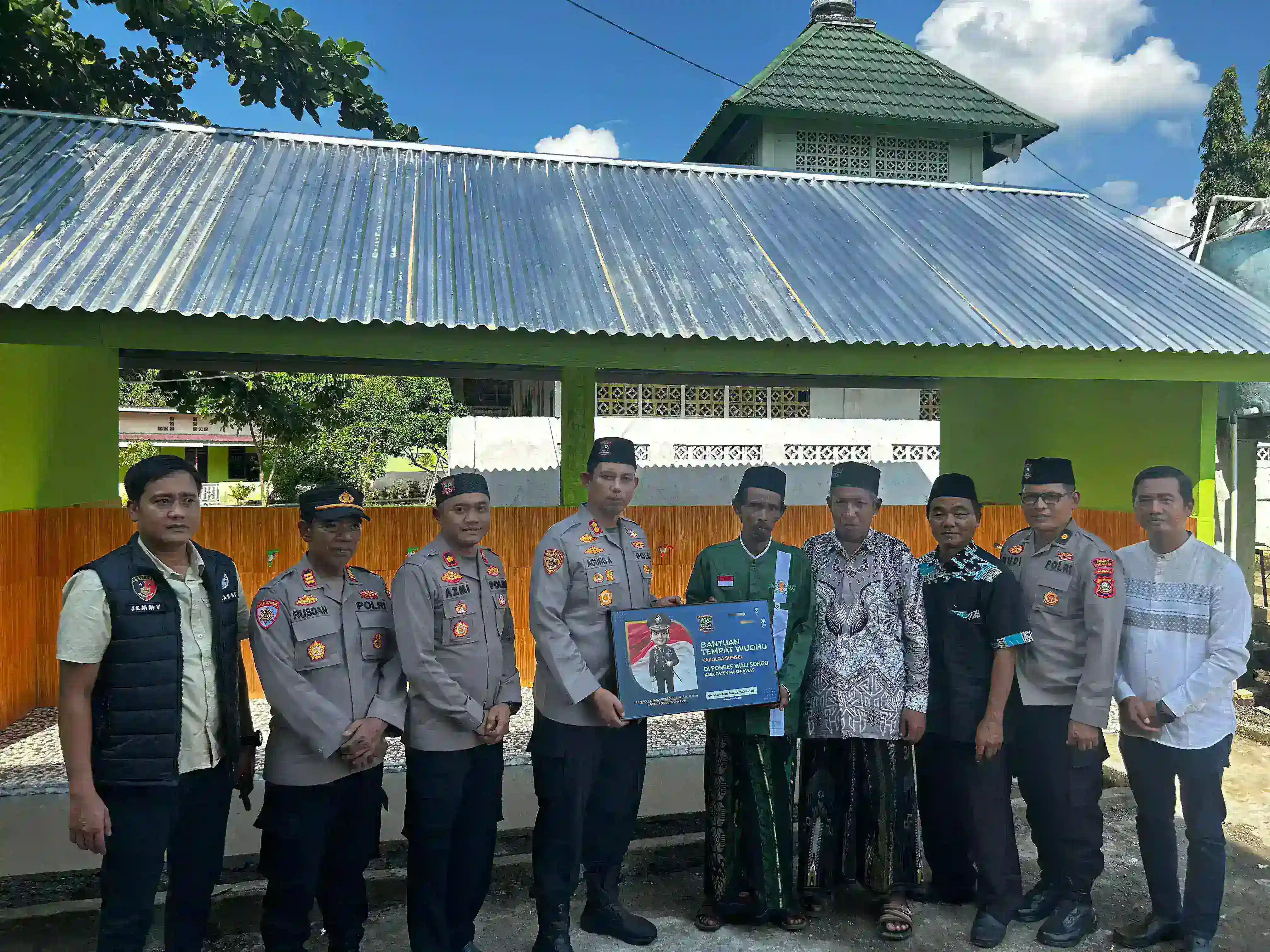 Sinergi Religi: Kapolres Musi Rawas Serahkan Bantuan Tempat Wudhu dari Kapolda Sumsel untuk Ponpes Walisongo