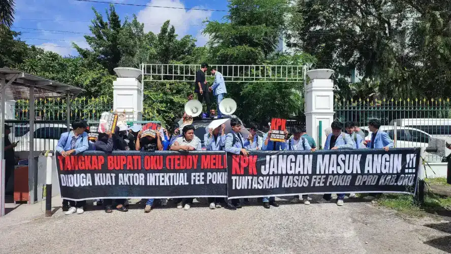 Desak KPK Bongkar Aktor intelektual Korupsi Polkir OKU, Massa Kepung PN Tipikor Palembang 