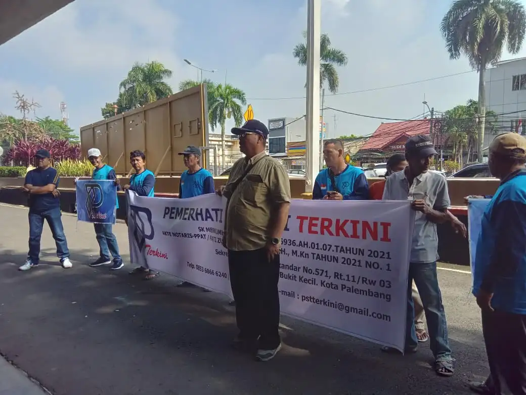 Massa PST Minta Pemkot Palembang Tegas Bongkar Reklame Di Trotoar 