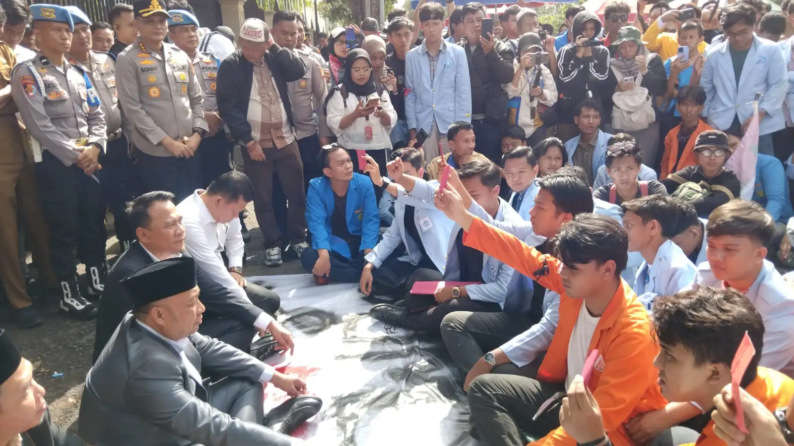 Ratusan Mahasiswa BEM Nusantara Sumsel Protes Kebijakan Pemerintah, Kartu Merah Berkibar di DPRD