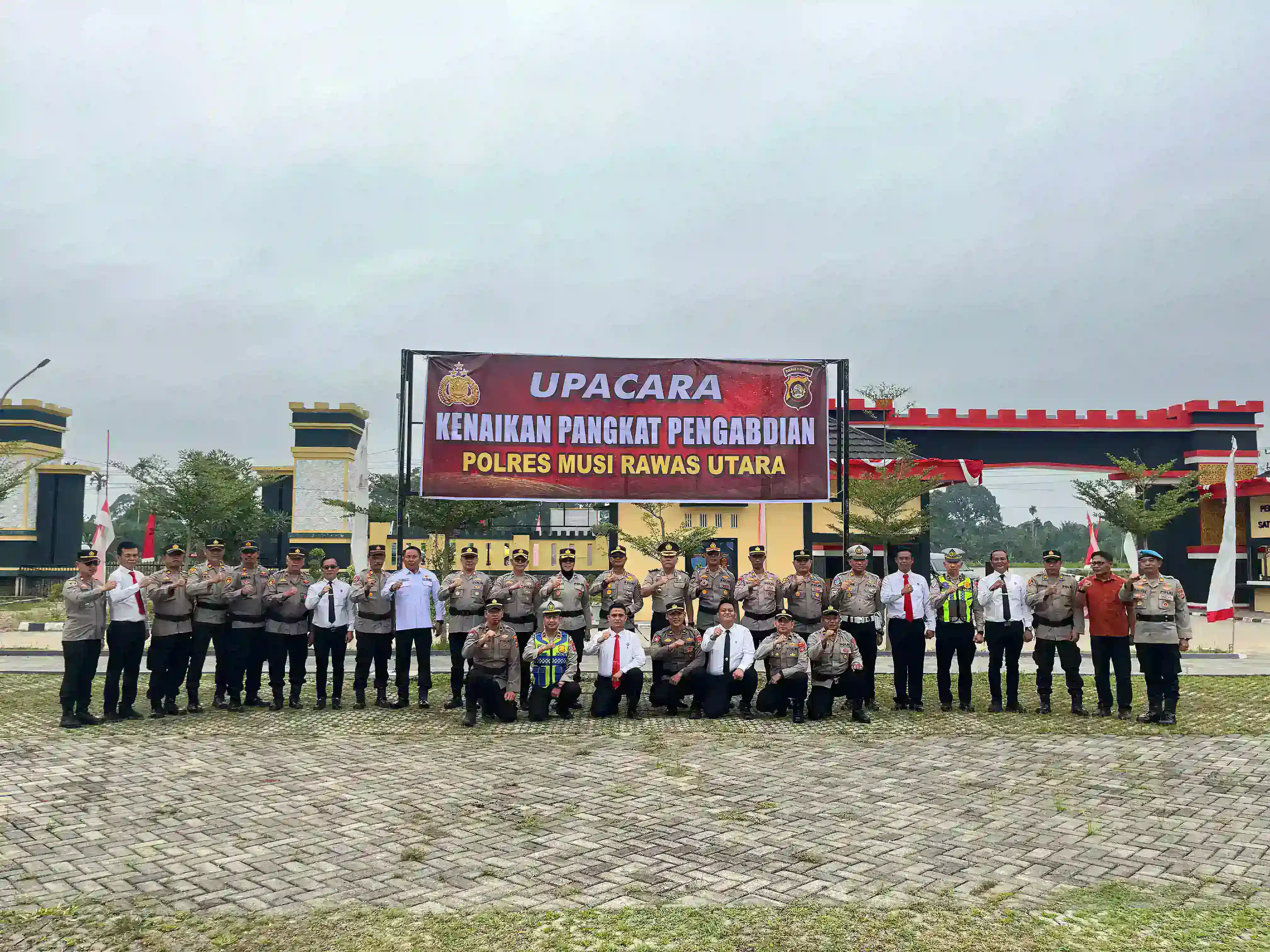 Personel Polres Musi Rawas Utara mendapat kenaikan pangkat pengabdian, yakni Kabag Perencanaan yang kini berpangkat Kompol, naik setingkat dari AKBP