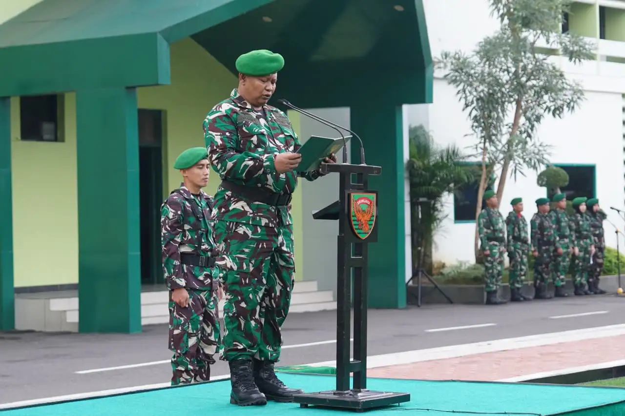 Jaga Tradisi Jaga Disiplin, Wadandenmadam II/Swj Pimpin Upacara Bendera di Lapangan Makodam