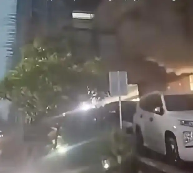 Kebakaran Hebat di Kawasan PIM Palembang, Kepulan Asap Hitam Gegerkan Warga