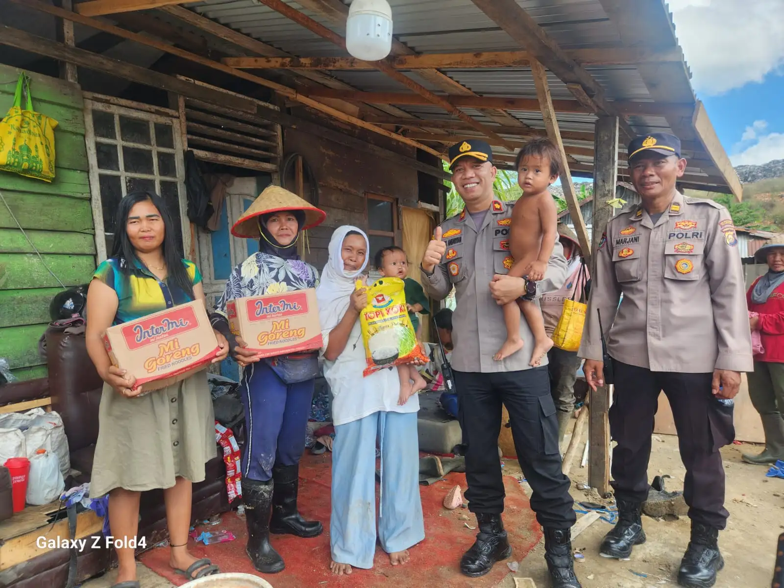 HUT Bhayangkara ke-80, Polsek Sukarami Berbagi Kebahagiaan dengan Warga Kampung Pemulung