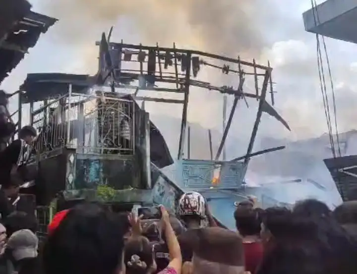 Kebakaran Hebat Hanguskan Rumah Warga di 14 ilir Palembang