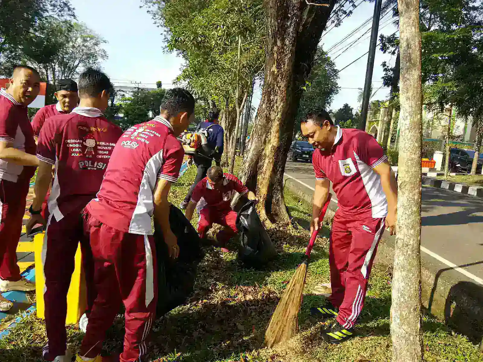 Dukung Program Presiden RI, Polda Sumsel Laksanakan Penghijauan dan Korve Serentak di Aspol