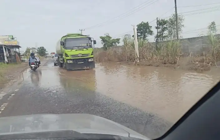 Jalan Lingkar Selatan Jakabaring Dipenuhi Genangan dan Lubang, Warga Khawatir Timbulkan Korban