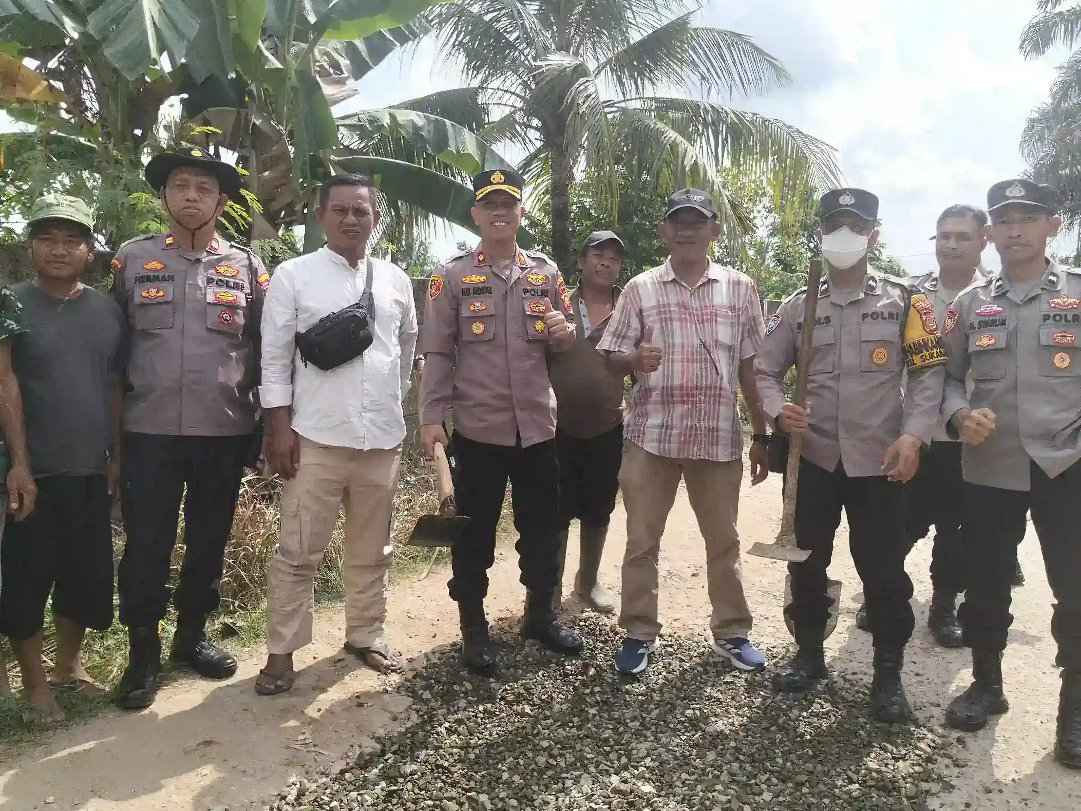 Wujudkan Keamanan Infrastruktur, Polsek Sukarame Tambal Jalan Berlubang Rawan Laka
