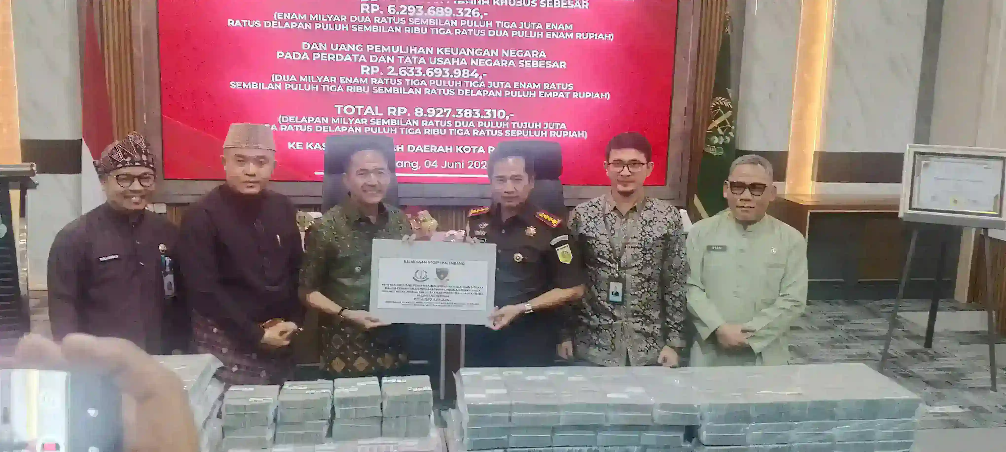 Kejari Palembang Serahkan Rp8,9 Miliar Pengembalian Kerugian Negara kepada Pemkot Palembang